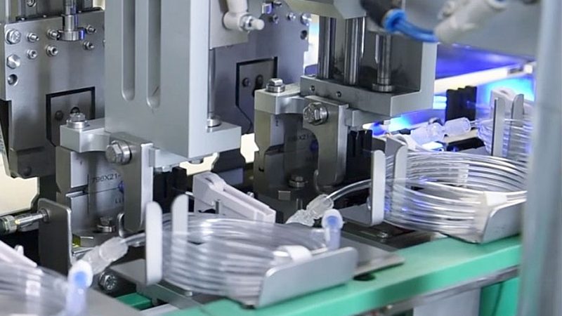 在选购工业机器人时，应关注以下关键指标：